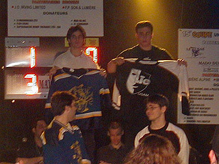 La monte des drapeaux au podium