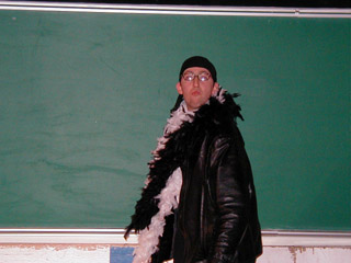 Quand ya un boa de plumes, les stunts de lutte vont trop loin