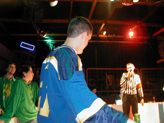 dans le coin gauche...